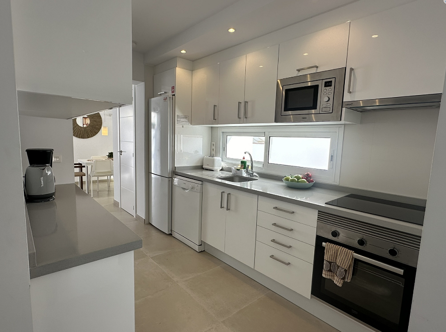 Denna villa är en modern villa med fyra sovrum med en terrass i västerläge och en privat pool