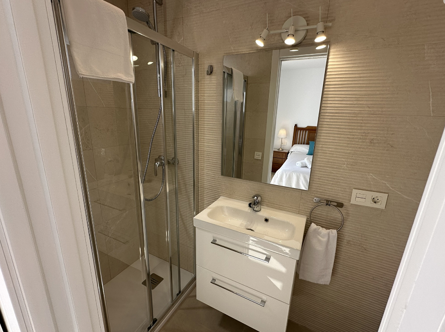 Denna villa är en modern villa med fyra sovrum med en terrass i västerläge och en privat pool