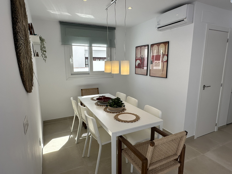 Denna villa är en modern villa med fyra sovrum med en terrass i västerläge och en privat pool