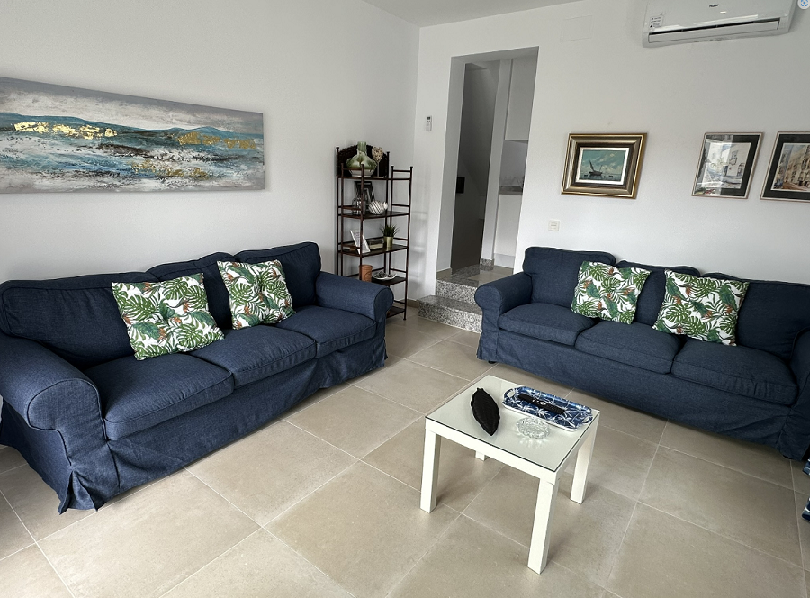 Denna villa är en modern villa med fyra sovrum med en terrass i västerläge och en privat pool