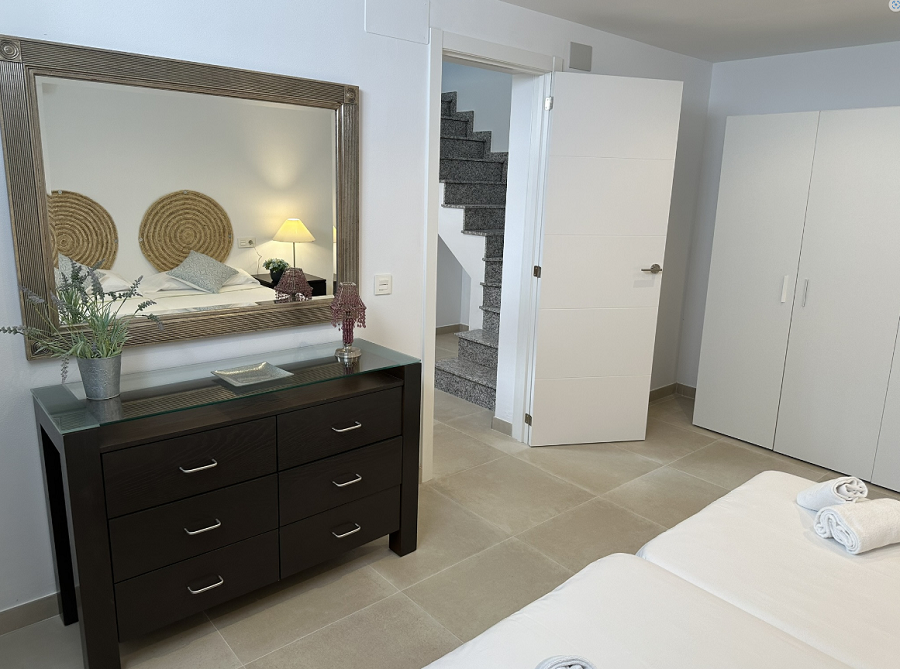 Denna villa är en modern villa med fyra sovrum med en terrass i västerläge och en privat pool