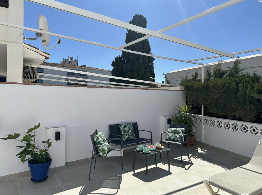 Denna villa är en modern villa med fyra sovrum med en terrass i västerläge och en privat pool