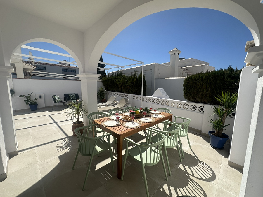 Denna villa är en modern villa med fyra sovrum med en terrass i västerläge och en privat pool