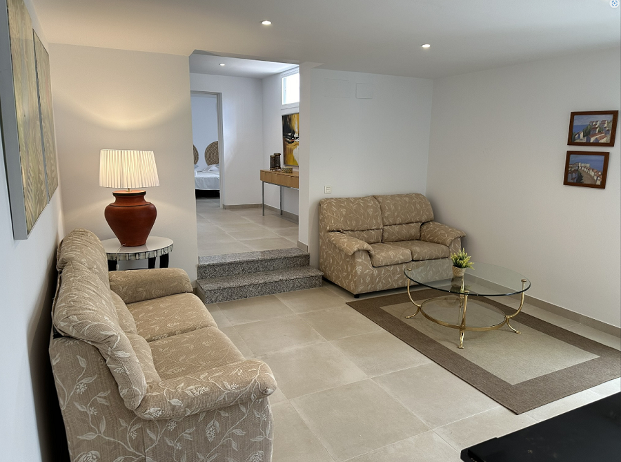 Denna villa är en modern villa med fyra sovrum med en terrass i västerläge och en privat pool