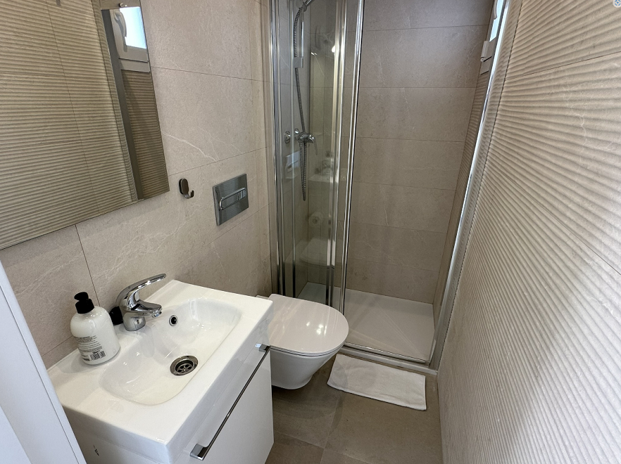 Denna villa är en modern villa med fyra sovrum med en terrass i västerläge och en privat pool