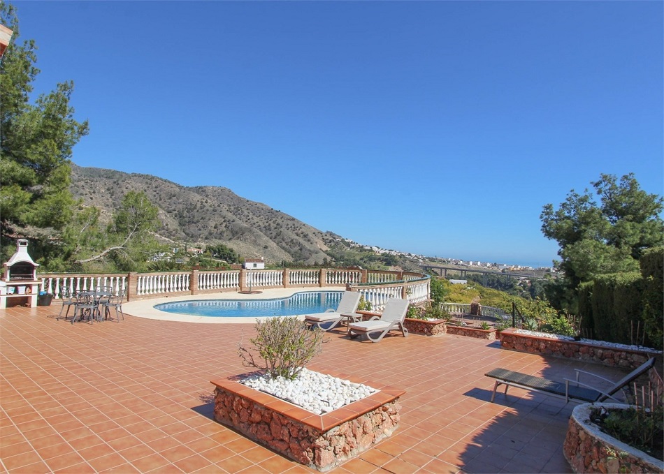 Schöne geräumige Villa in Nerja mit herrlichem Meerblick und privatem Pool.