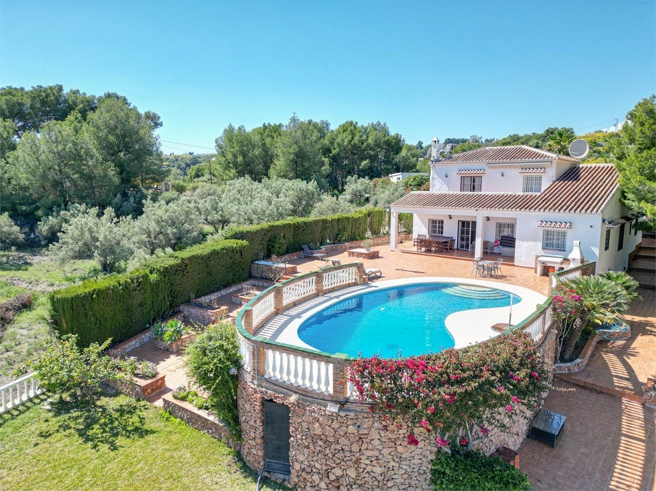 Schöne geräumige Villa in Nerja mit herrlichem Meerblick und privatem Pool.