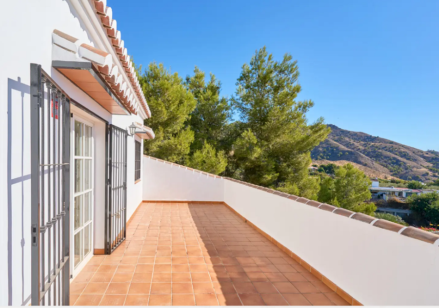 Prachtige ruime villa in Nerja met prachtig uitzicht op zee en privé zwembad.