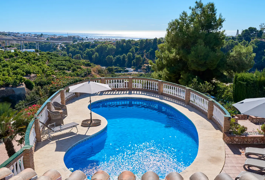 Prachtige ruime villa in Nerja met prachtig uitzicht op zee en privé zwembad.