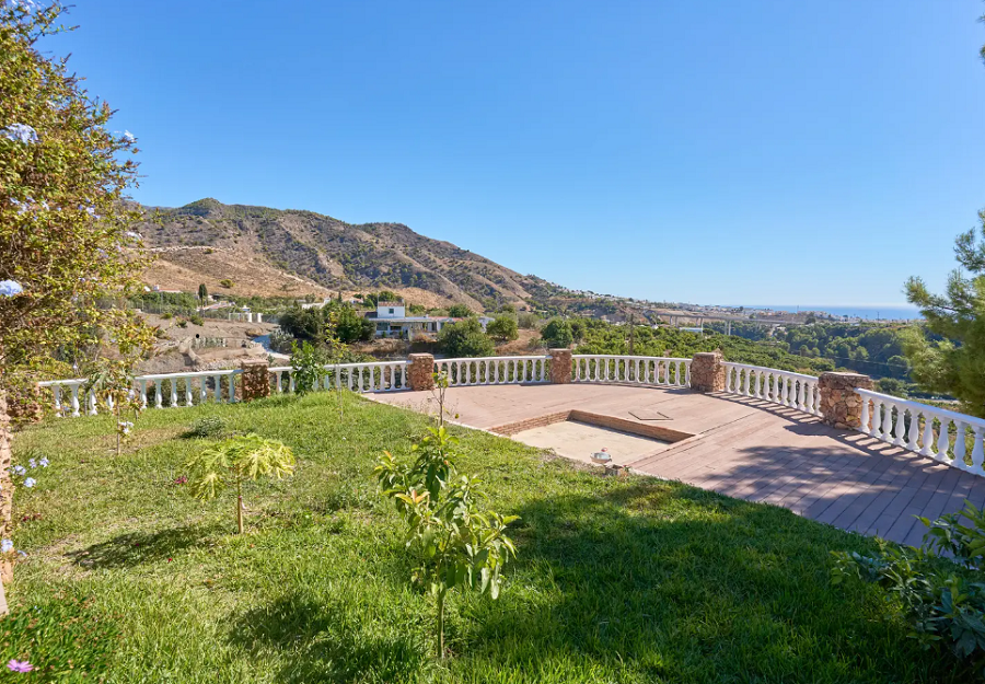 Prachtige ruime villa in Nerja met prachtig uitzicht op zee en privé zwembad.