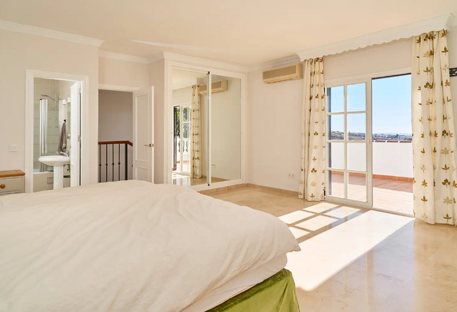 Prachtige ruime villa in Nerja met prachtig uitzicht op zee en privé zwembad.