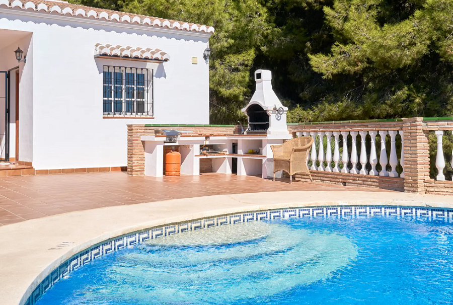 Prachtige ruime villa in Nerja met prachtig uitzicht op zee en privé zwembad.