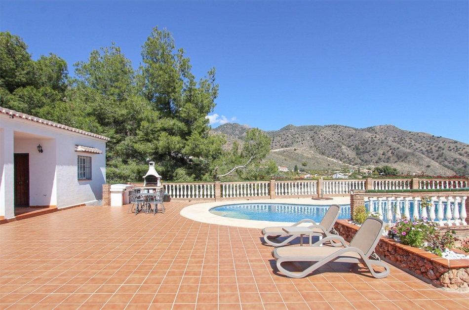 Schöne geräumige Villa in Nerja mit herrlichem Meerblick und privatem Pool.