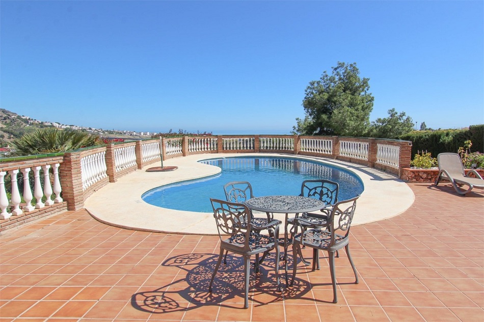Schöne geräumige Villa in Nerja mit herrlichem Meerblick und privatem Pool.