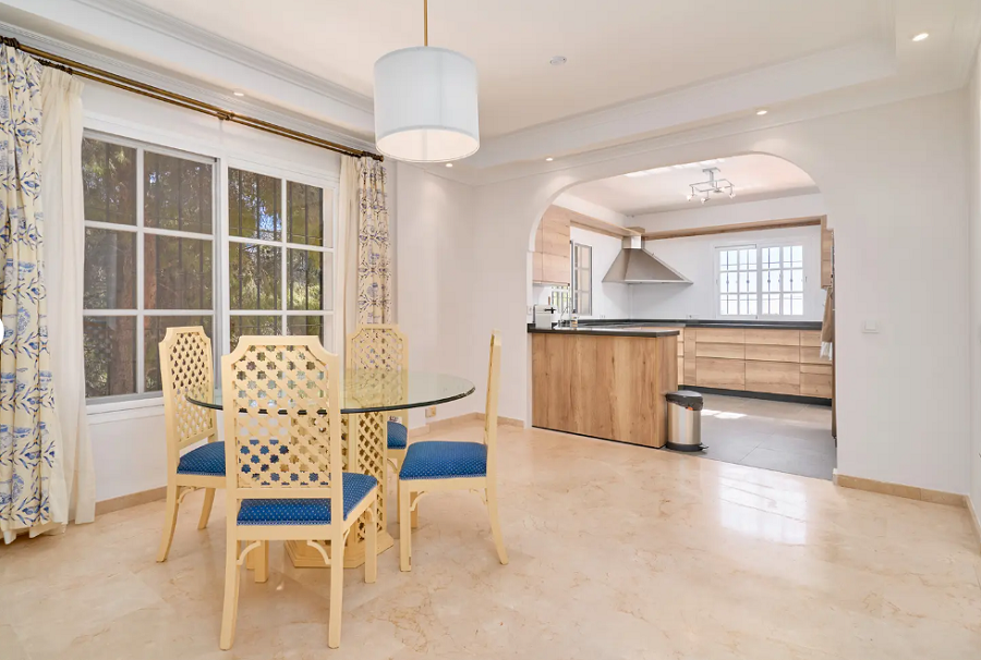 Prachtige ruime villa in Nerja met prachtig uitzicht op zee en privé zwembad.