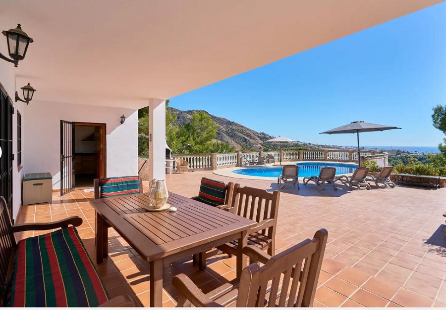 Prachtige ruime villa in Nerja met prachtig uitzicht op zee en privé zwembad.