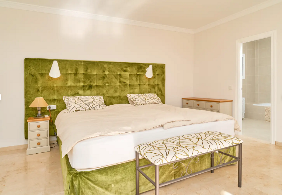 Prachtige ruime villa in Nerja met prachtig uitzicht op zee en privé zwembad.