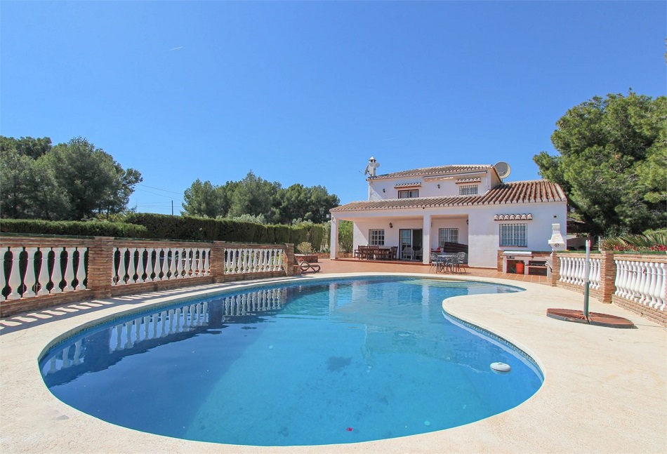 Schöne geräumige Villa in Nerja mit herrlichem Meerblick und privatem Pool.