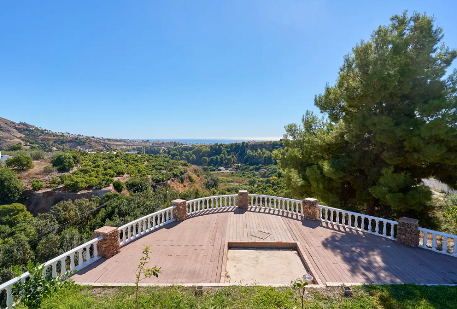 Prachtige ruime villa in Nerja met prachtig uitzicht op zee en privé zwembad.
