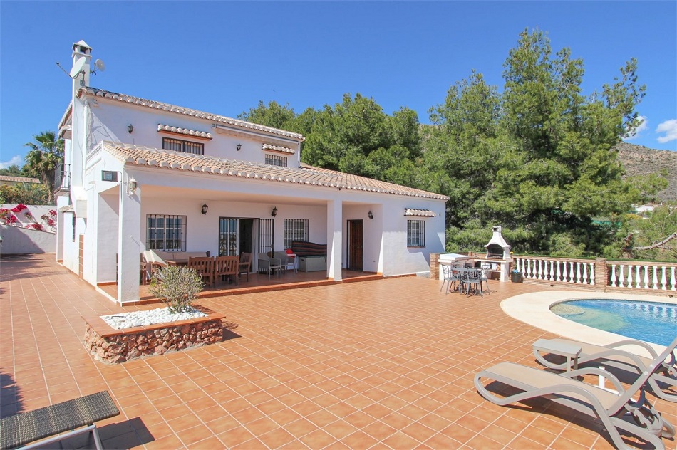 Schöne geräumige Villa in Nerja mit herrlichem Meerblick und privatem Pool.