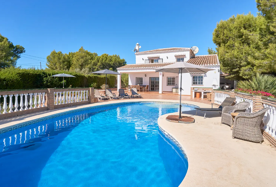 Prachtige ruime villa in Nerja met prachtig uitzicht op zee en privé zwembad.