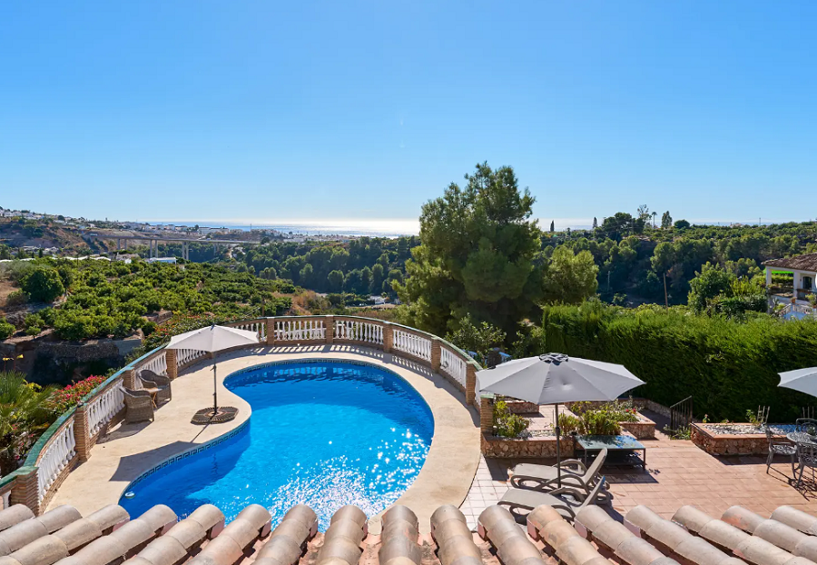 Prachtige ruime villa in Nerja met prachtig uitzicht op zee en privé zwembad.