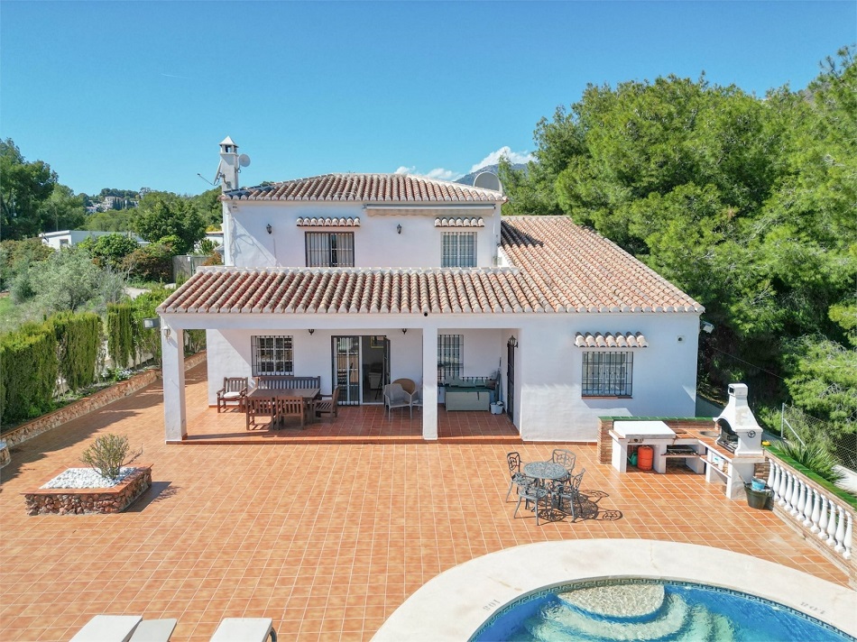 Schöne geräumige Villa in Nerja mit herrlichem Meerblick und privatem Pool.