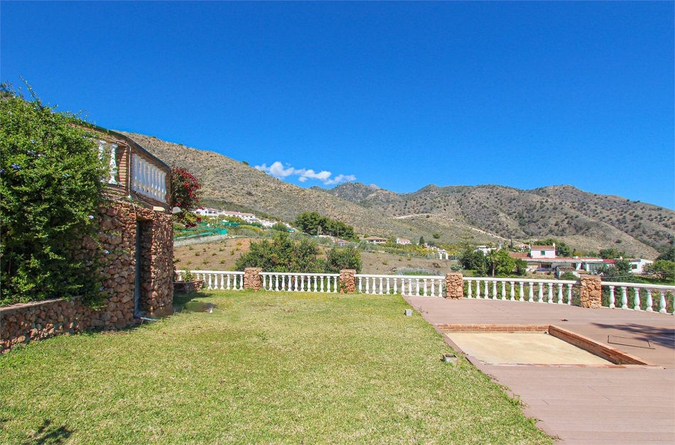 Schöne geräumige Villa in Nerja mit herrlichem Meerblick und privatem Pool.