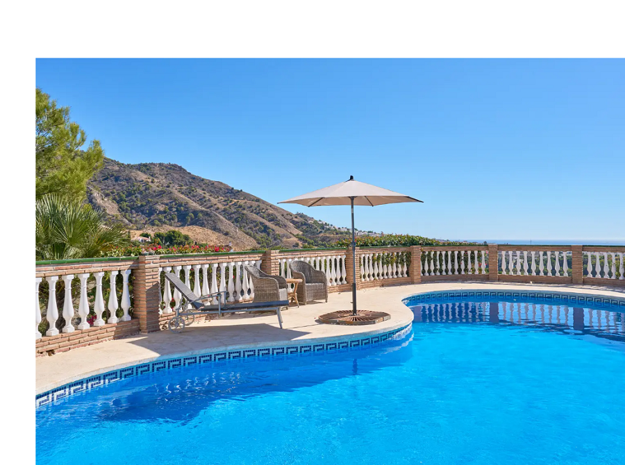 Prachtige ruime villa in Nerja met prachtig uitzicht op zee en privé zwembad.