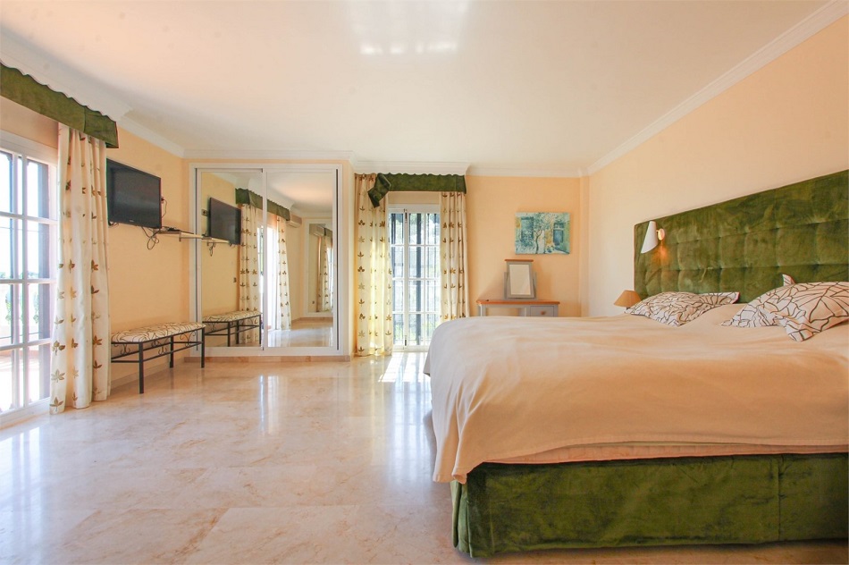 Schöne geräumige Villa in Nerja mit herrlichem Meerblick und privatem Pool.