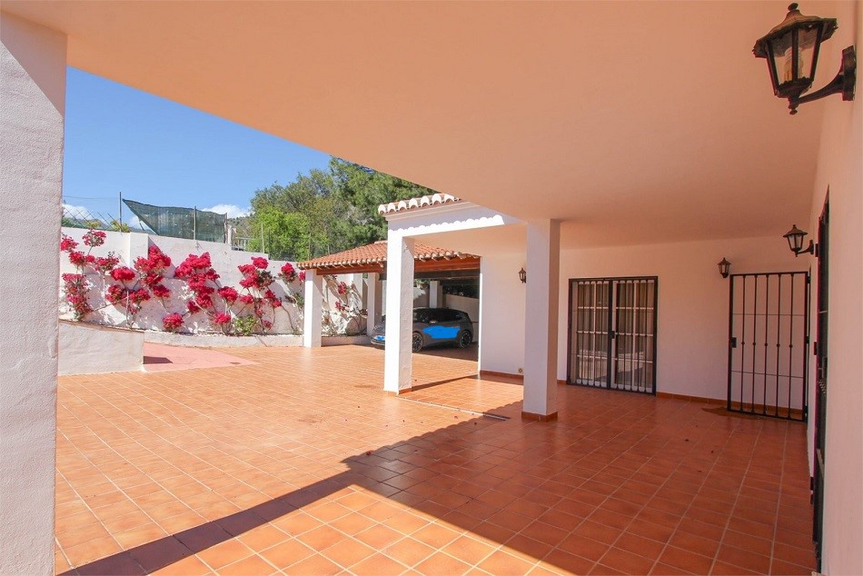 Schöne geräumige Villa in Nerja mit herrlichem Meerblick und privatem Pool.