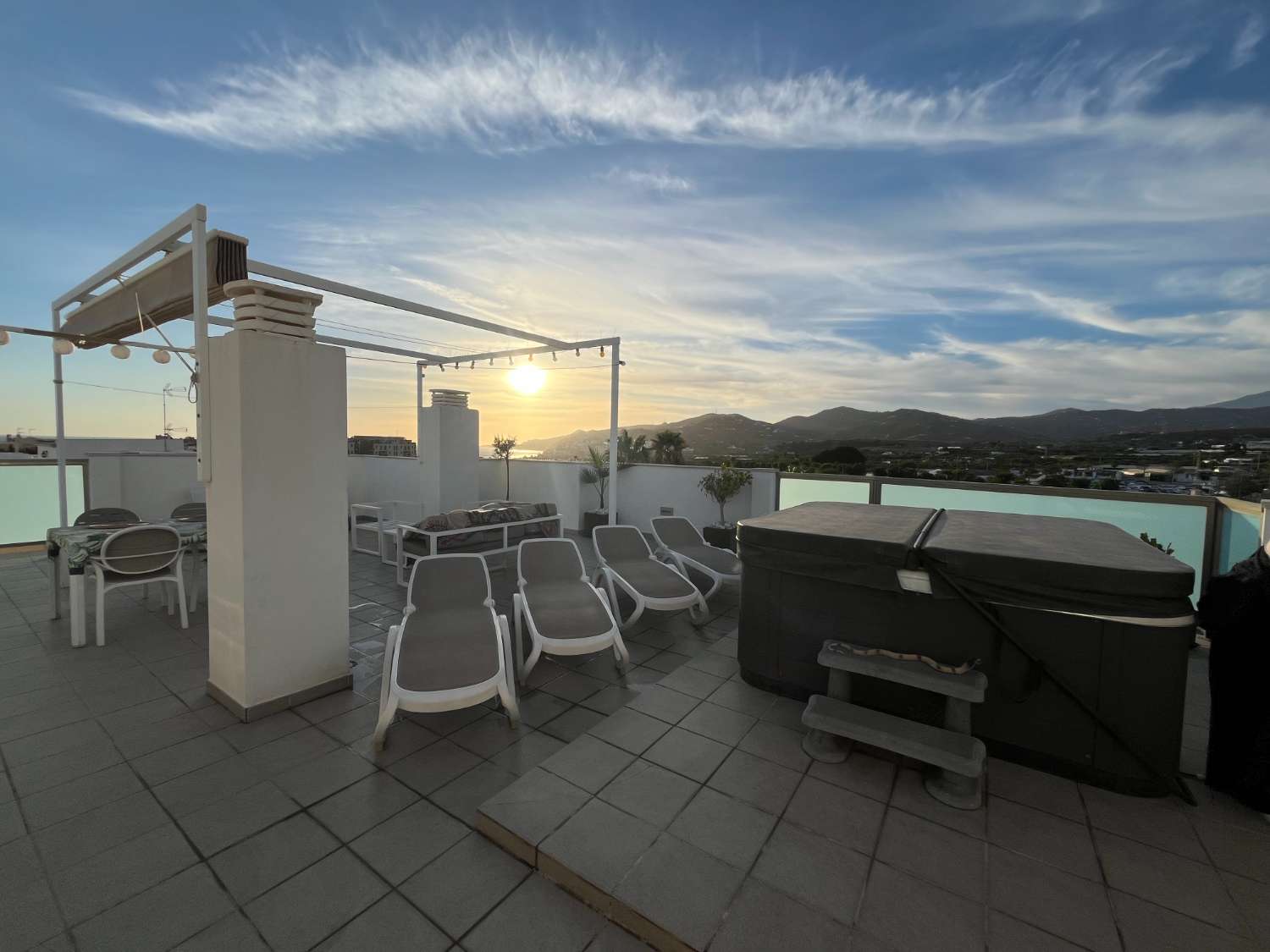 Penthouse in het centrum van Nerja met prachtig zeezicht en jacuzzi