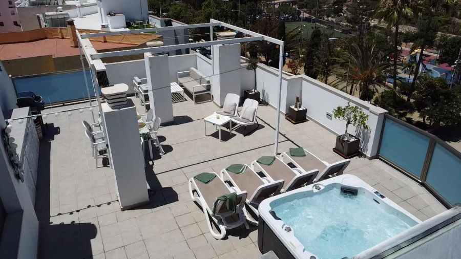 Penthouse in het centrum van Nerja met prachtig zeezicht en jacuzzi
