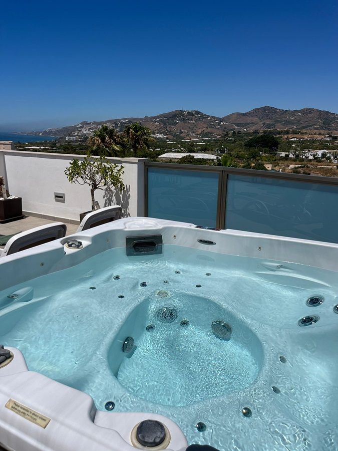 Penthouse in het centrum van Nerja met prachtig zeezicht en jacuzzi