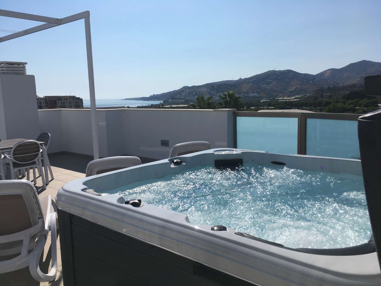 Penthouse in het centrum van Nerja met prachtig zeezicht en jacuzzi
