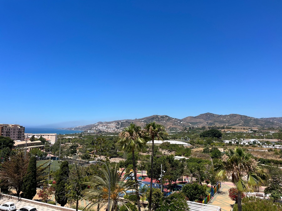 Penthouse in het centrum van Nerja met prachtig zeezicht en jacuzzi