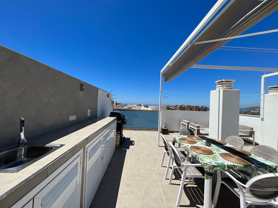 Penthouse in het centrum van Nerja met prachtig zeezicht en jacuzzi