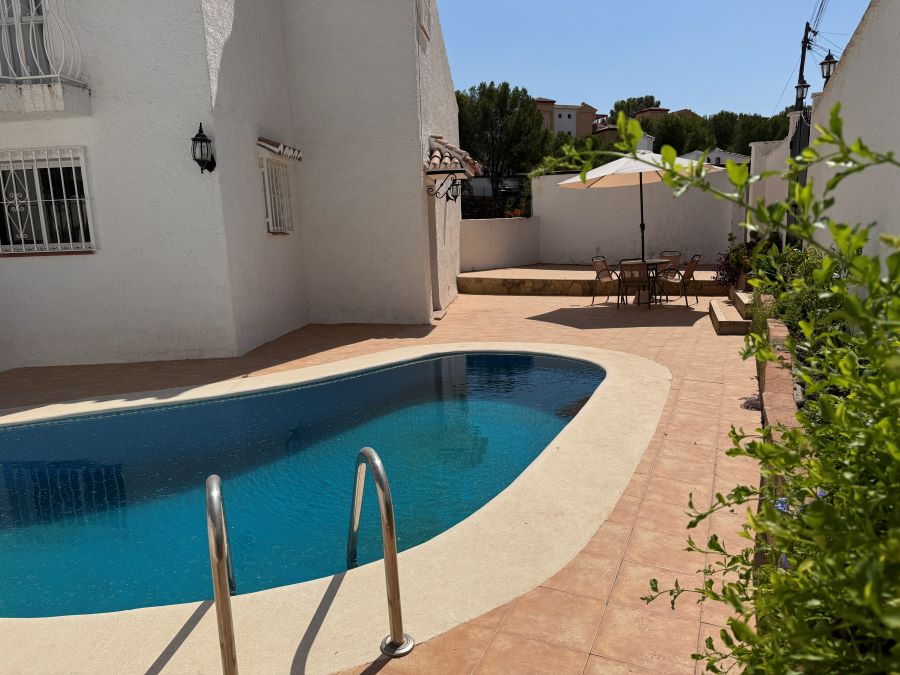 Exclusiva de Villandalux, villa con piscina privada a 500 metros de la playa de Burriana.