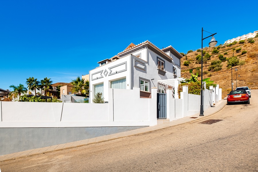 Villa de lujo con piscina, vistas al mar y 2 apartamentos independientes