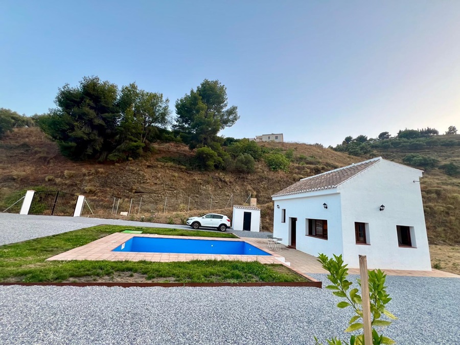 Charmigt renoverat hus på landet med privat pool i Frigiliana