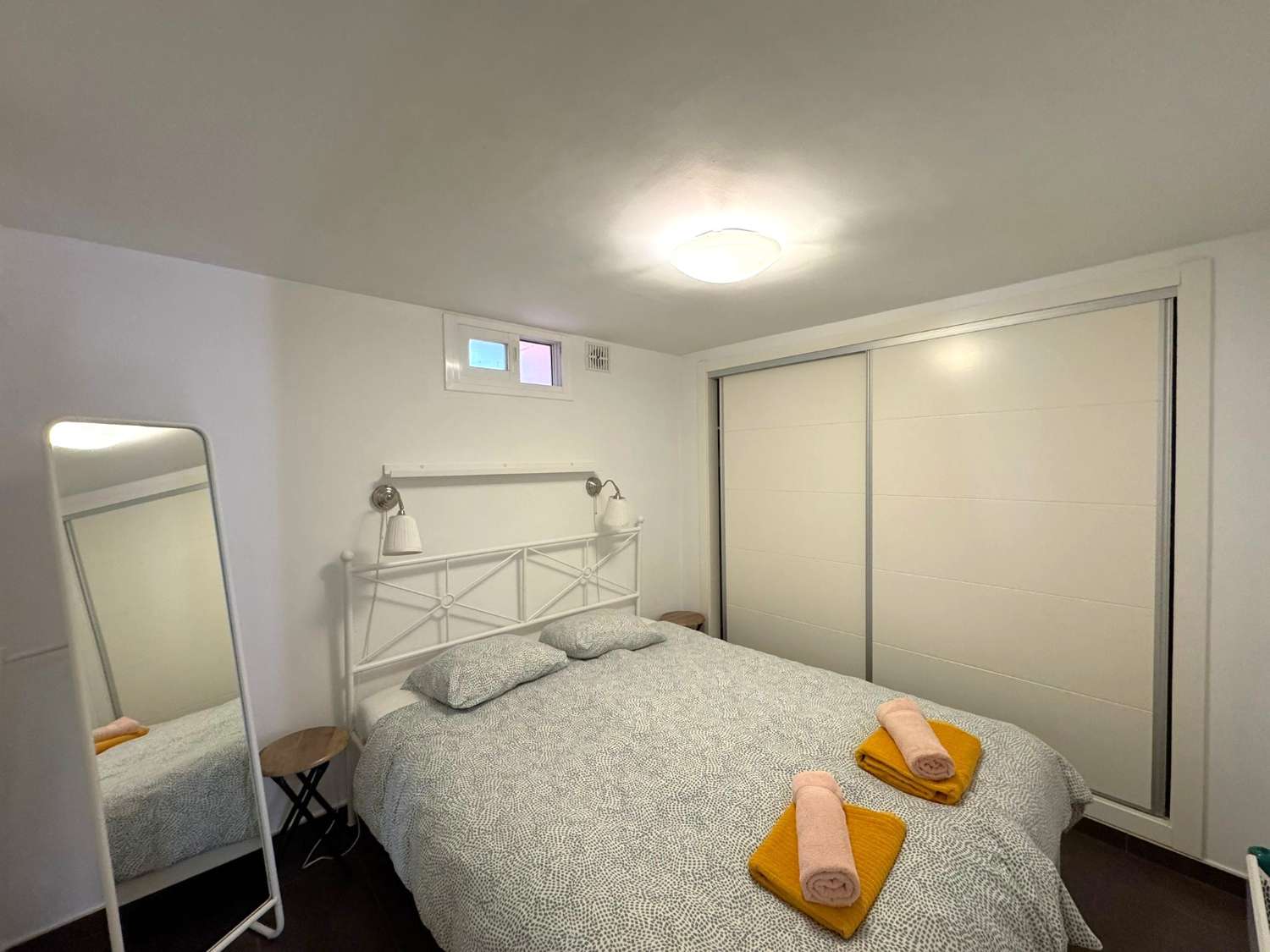 BUENA OPORTUNIDAD. Casa moderna de 2 dormitorios + un apartamento independiente de un dormitorio con piscina comunitaria y jardines en Punta Lara en Nerja