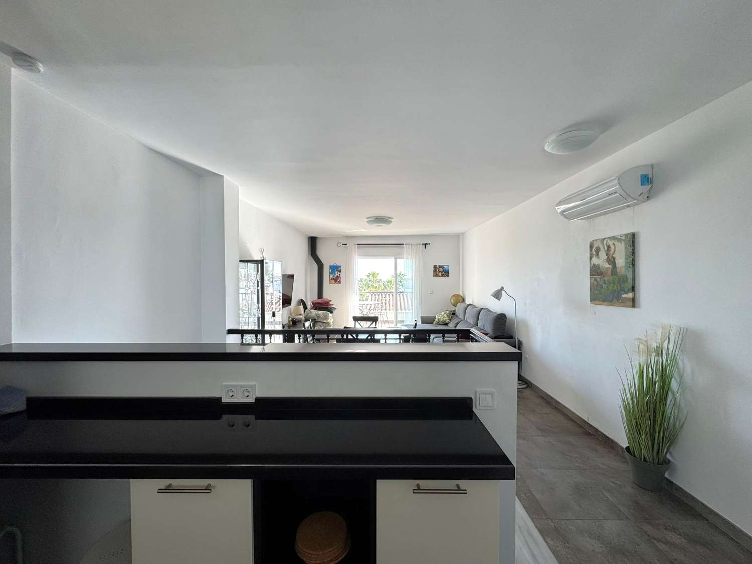 BUENA OPORTUNIDAD. Casa moderna de 2 dormitorios + un apartamento independiente de un dormitorio con piscina comunitaria y jardines en Punta Lara en Nerja