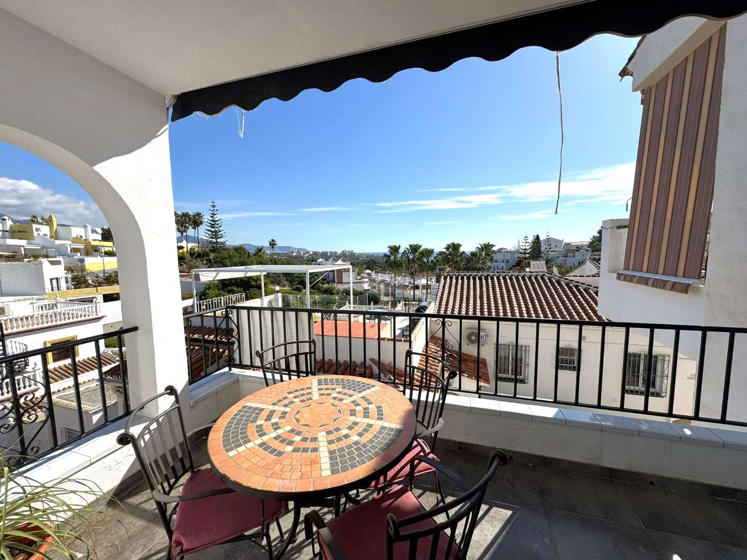 BUENA OPORTUNIDAD. Casa moderna de 2 dormitorios + un apartamento independiente de un dormitorio con piscina comunitaria y jardines en Punta Lara en Nerja