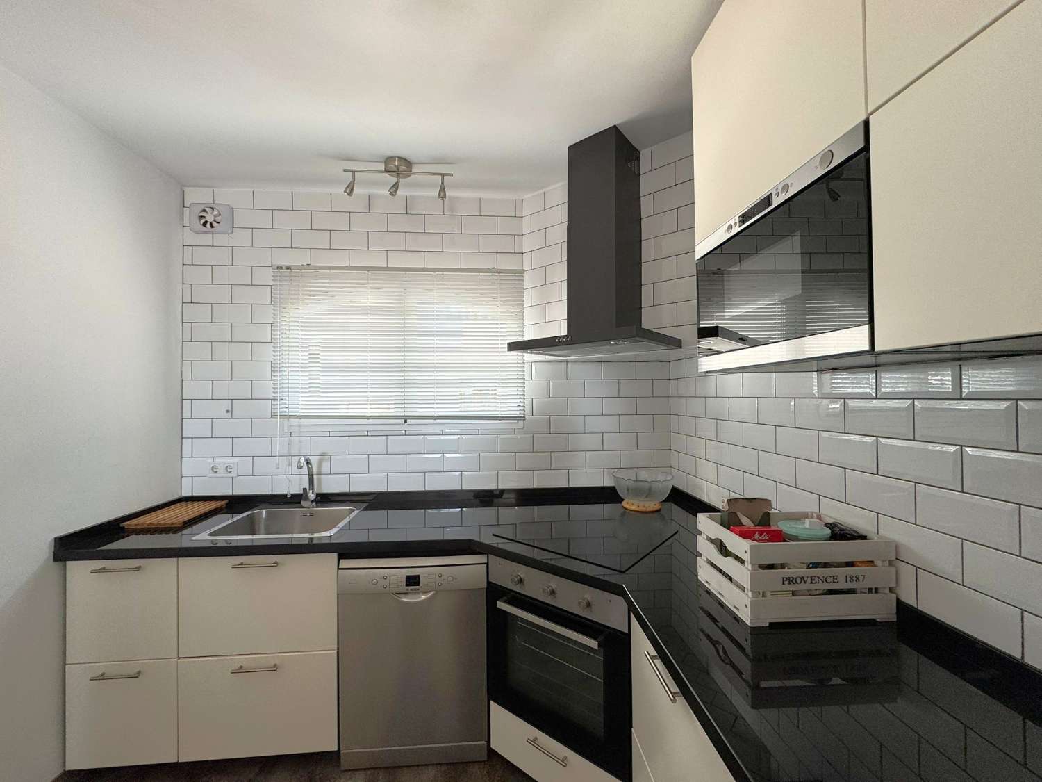 BUENA OPORTUNIDAD. Casa moderna de 2 dormitorios + un apartamento independiente de un dormitorio con piscina comunitaria y jardines en Punta Lara en Nerja