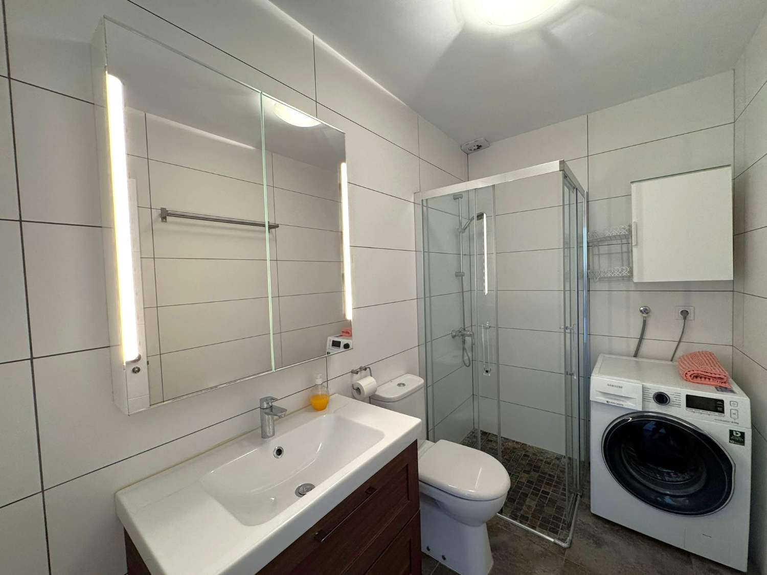BUENA OPORTUNIDAD. Casa moderna de 2 dormitorios + un apartamento independiente de un dormitorio con piscina comunitaria y jardines en Punta Lara en Nerja