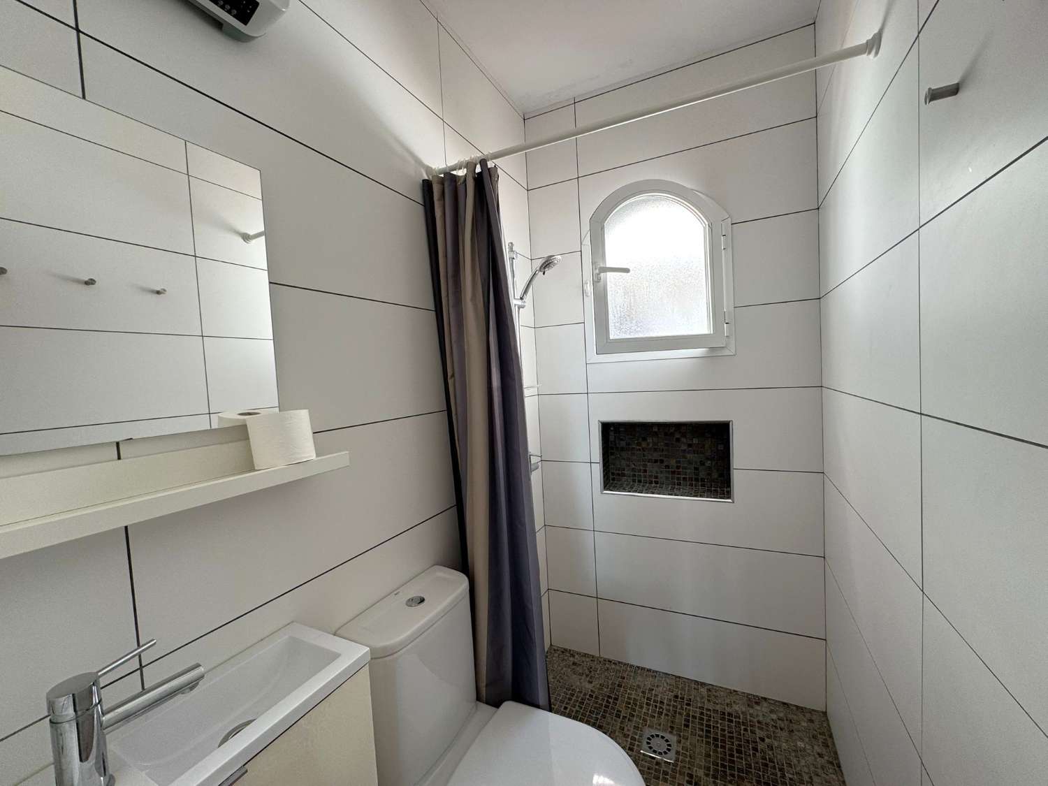 BUENA OPORTUNIDAD. Casa moderna de 2 dormitorios + un apartamento independiente de un dormitorio con piscina comunitaria y jardines en Punta Lara en Nerja