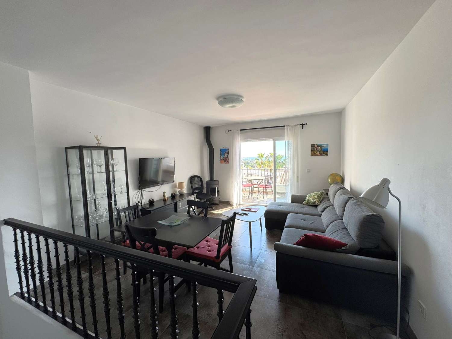 BUENA OPORTUNIDAD. Casa moderna de 2 dormitorios + un apartamento independiente de un dormitorio con piscina comunitaria y jardines en Punta Lara en Nerja