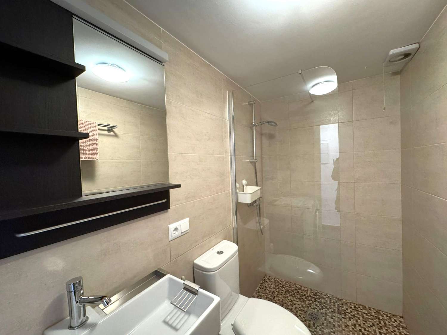 BUENA OPORTUNIDAD. Casa moderna de 2 dormitorios + un apartamento independiente de un dormitorio con piscina comunitaria y jardines en Punta Lara en Nerja