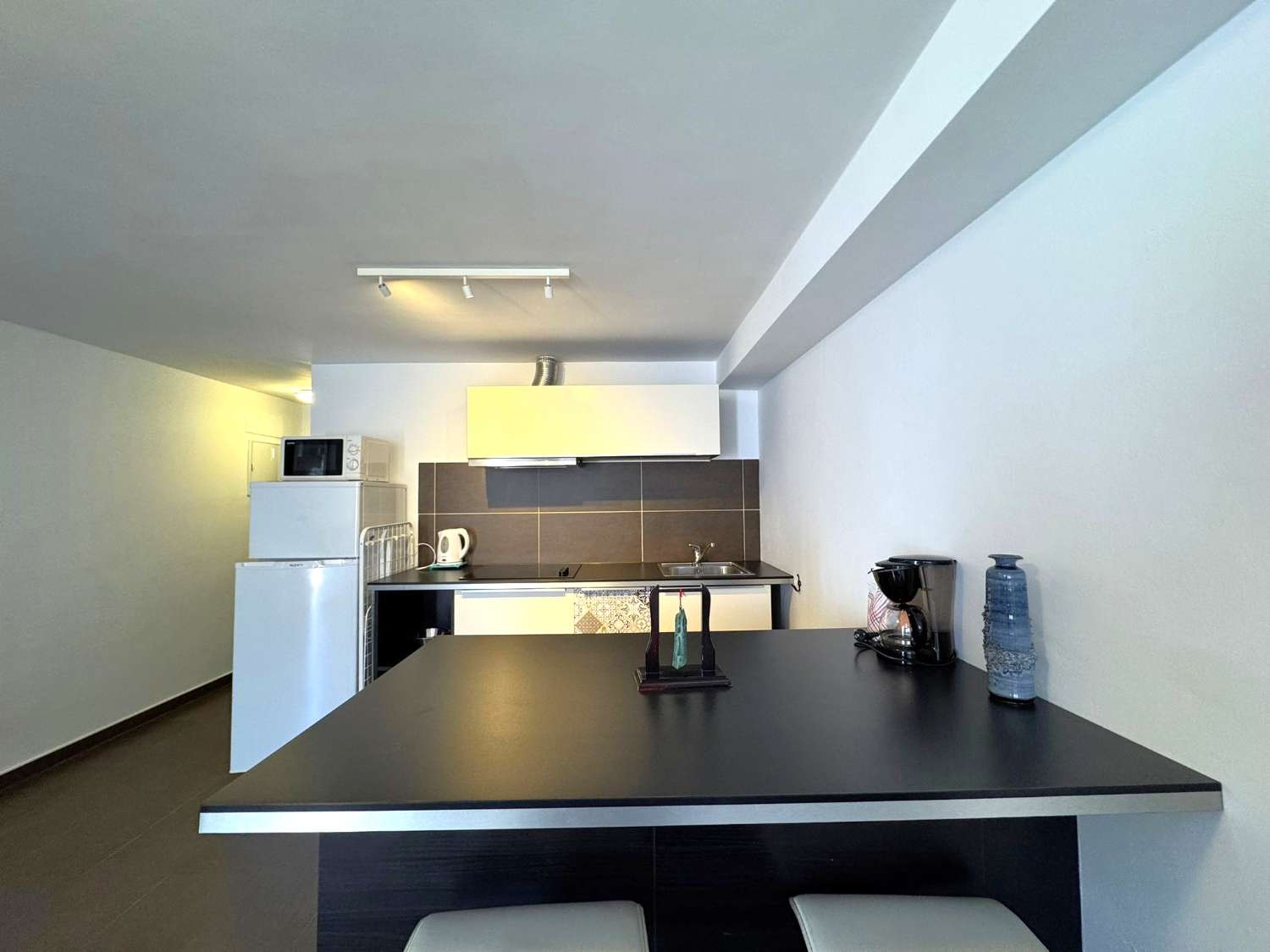 BUENA OPORTUNIDAD. Casa moderna de 2 dormitorios + un apartamento independiente de un dormitorio con piscina comunitaria y jardines en Punta Lara en Nerja