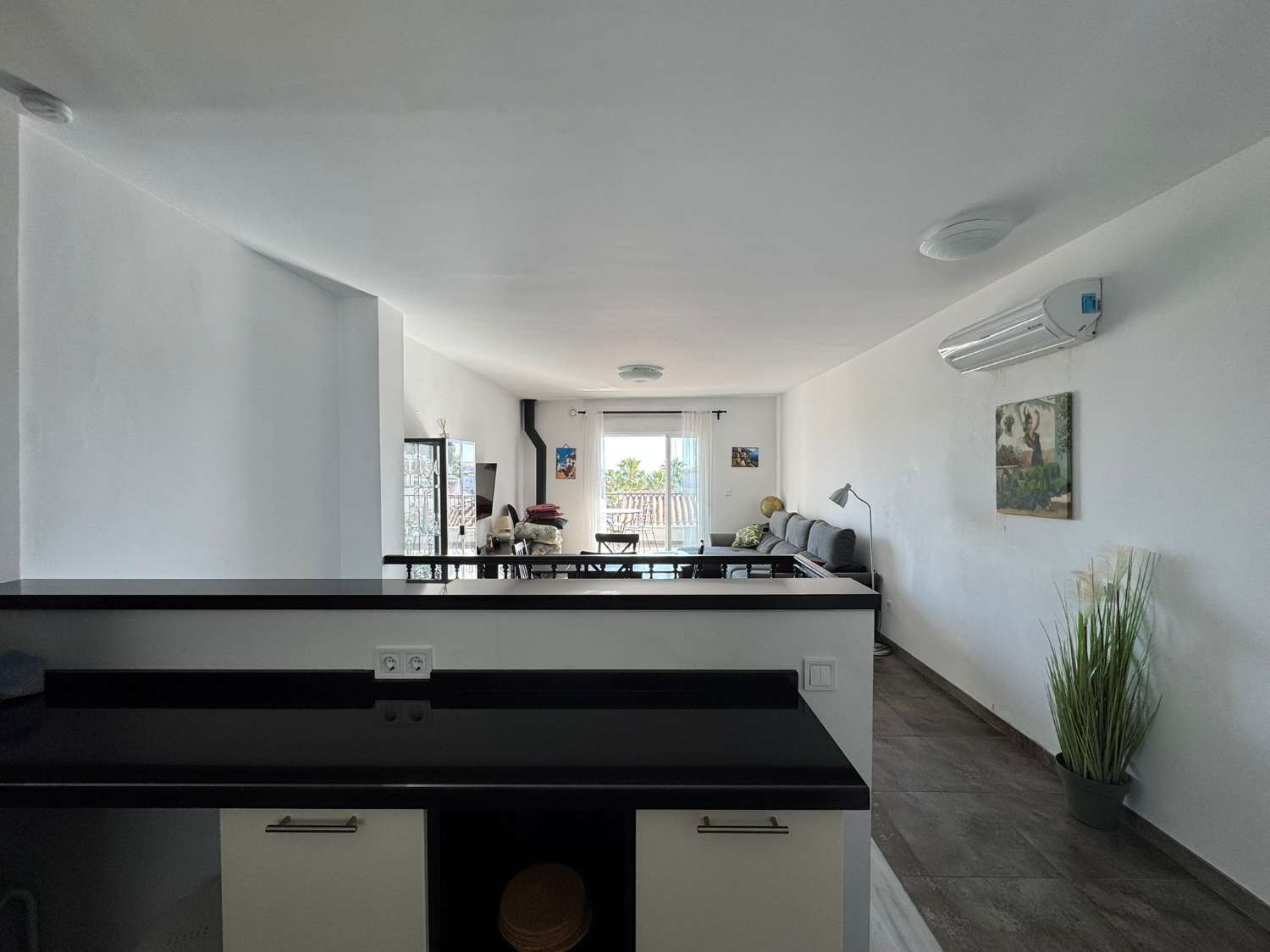 Mooi townhouse dat bestaat uit een hoofdwoning en een separaat appartement gelegen in de populaire wijk Punta Lara in Nerja.